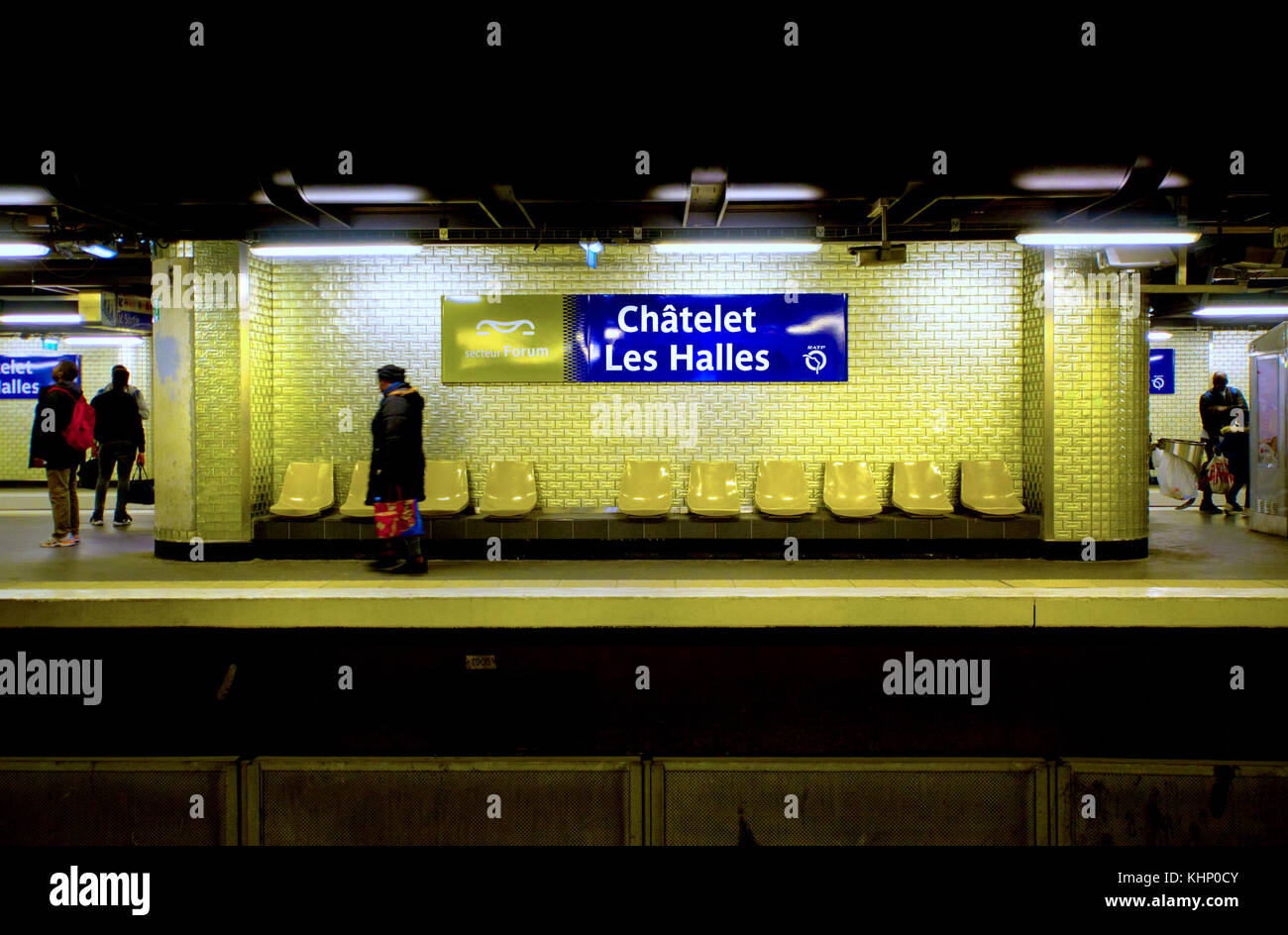 Paris, France. Paris - métro Chatelet Les Halles - les gens sur la  plate-forme Photo Stock - Alamy