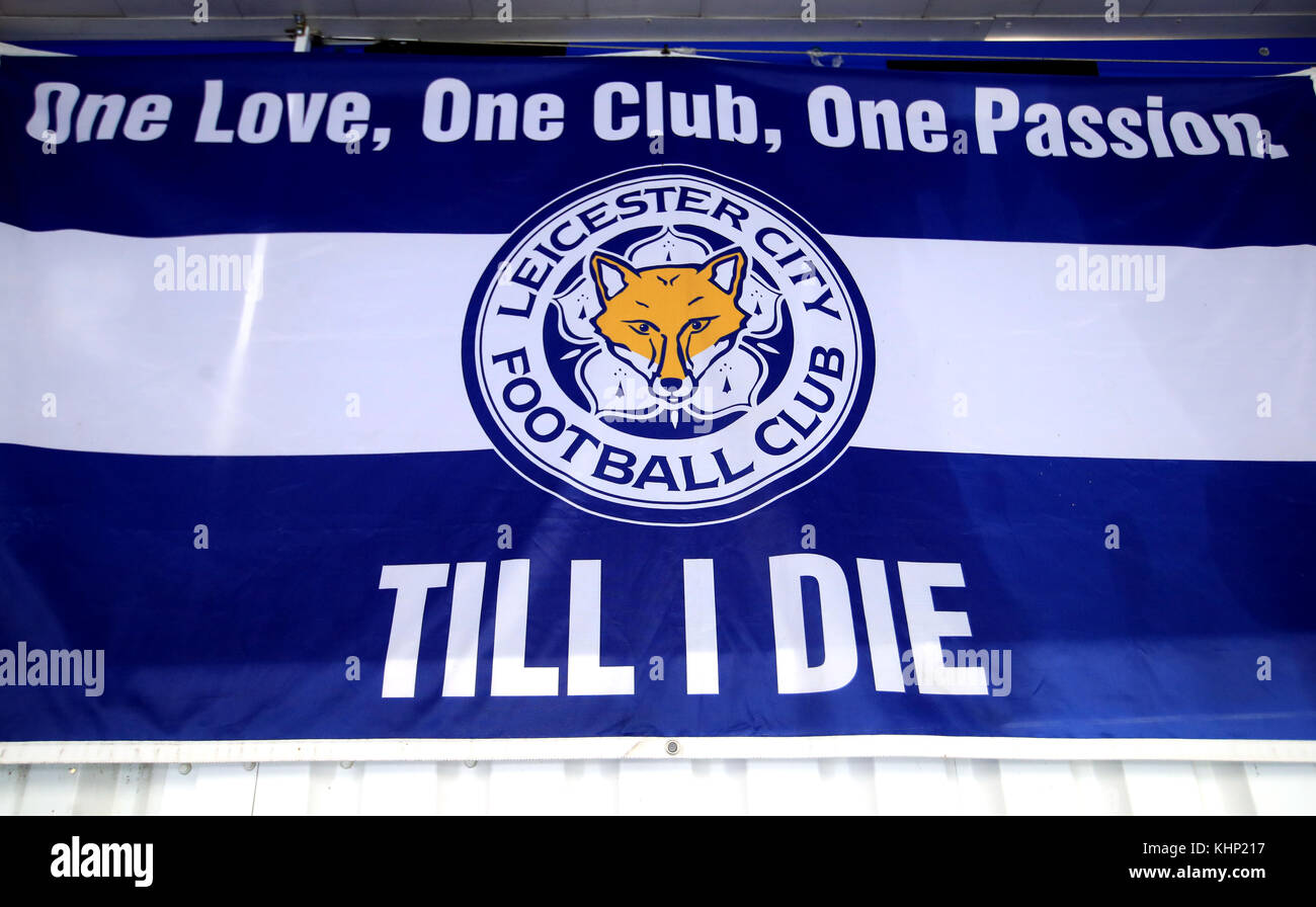 Un drapeau de Leicester City One Love, One Club, One passion Till i Die dans les tribunes pendant le match de premier League au King Power Stadium, Leicester. APPUYEZ SUR ASSOCIATION photo. Date de la photo : samedi 18 novembre 2017. Voir PA Story SOCCER Leicester. Le crédit photo devrait se lire comme suit : Mike Egerton/PA Wire. RESTRICTIONS : UTILISATION ÉDITORIALE UNIQUEMENT aucune utilisation avec des fichiers audio, vidéo, données, listes de rencontres, logos de club/ligue ou services « live » non autorisés. Utilisation in-match en ligne limitée à 75 images, pas d'émulation vidéo. Aucune utilisation dans les Paris, les jeux ou les publications de club/ligue/joueur unique. Banque D'Images