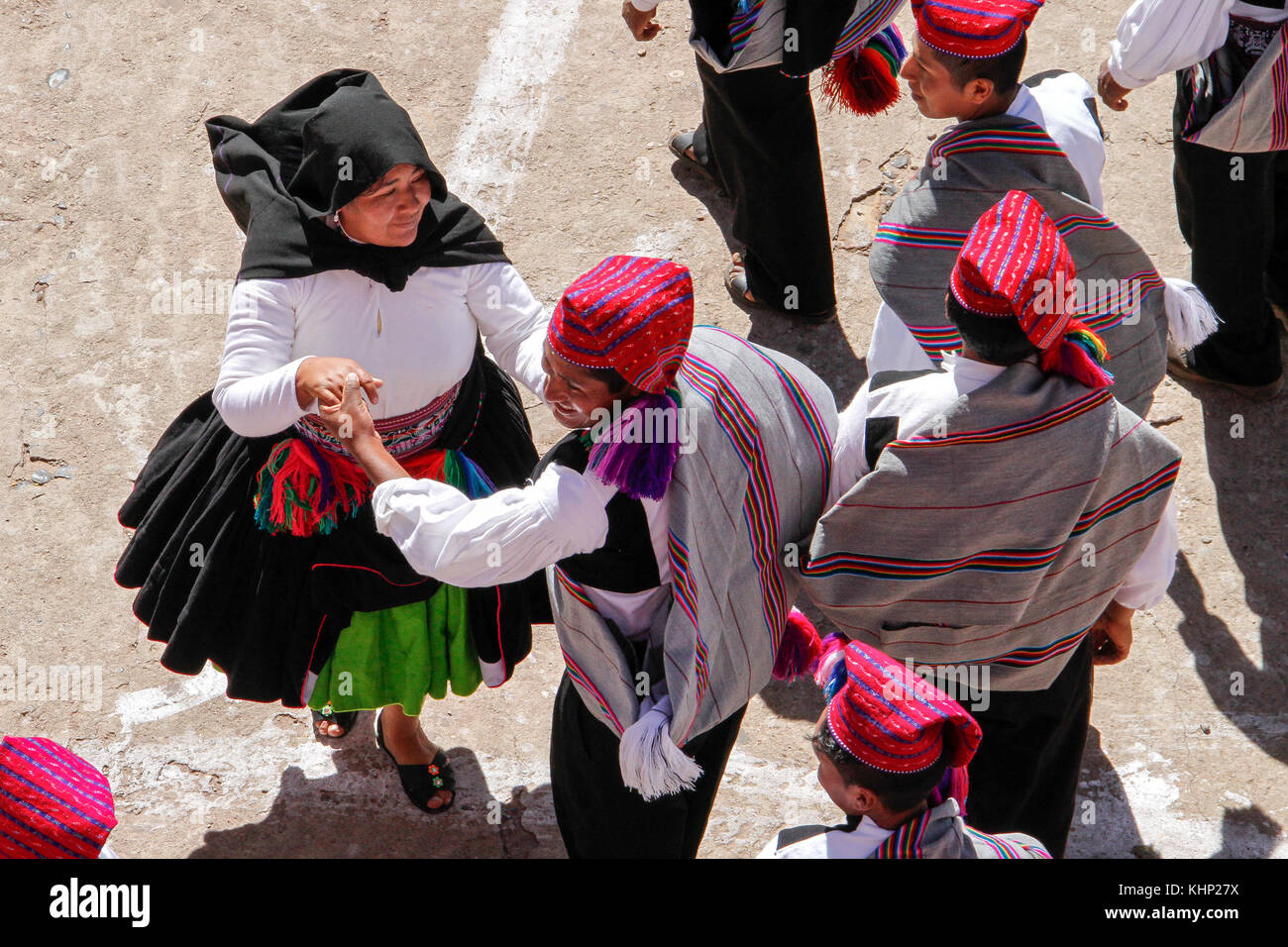 Couple en costume traditionnel dancing fête locale, l'île de Taquile, au Pérou, en mai 2016 Banque D'Images