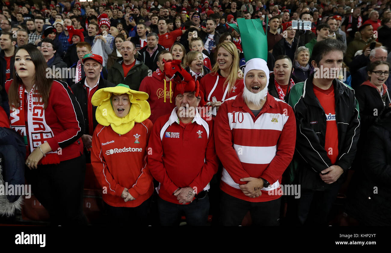 Les fans du pays de Galles chantent l'hymne national lors de l'automne International au stade de la Principauté de Cardiff. Banque D'Images
