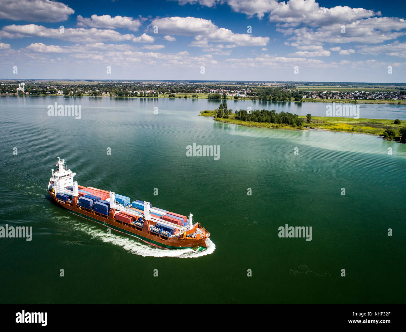 Cargo chargé à l'approche du port de Montréal sur le fleuve Saint-Laurent. Banque D'Images
