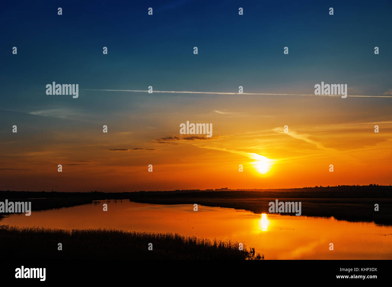 Coucher du soleil sur la rivière orange foncé Banque D'Images