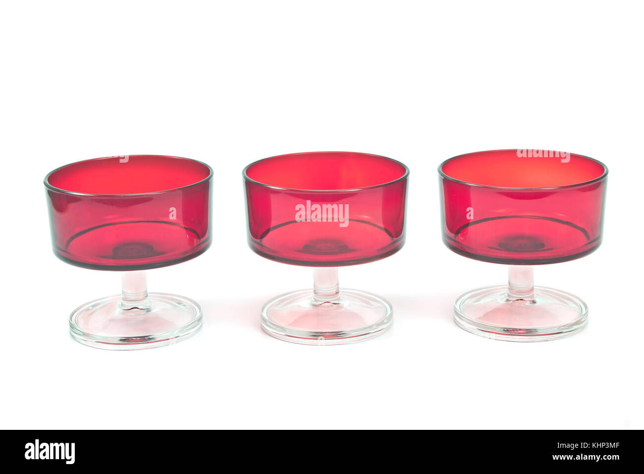 Les verres d'alcool vide isolé sur fond blanc Banque D'Images