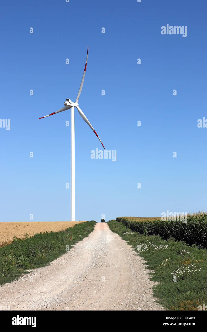 Éolienne sur terrain avec country road Banque D'Images