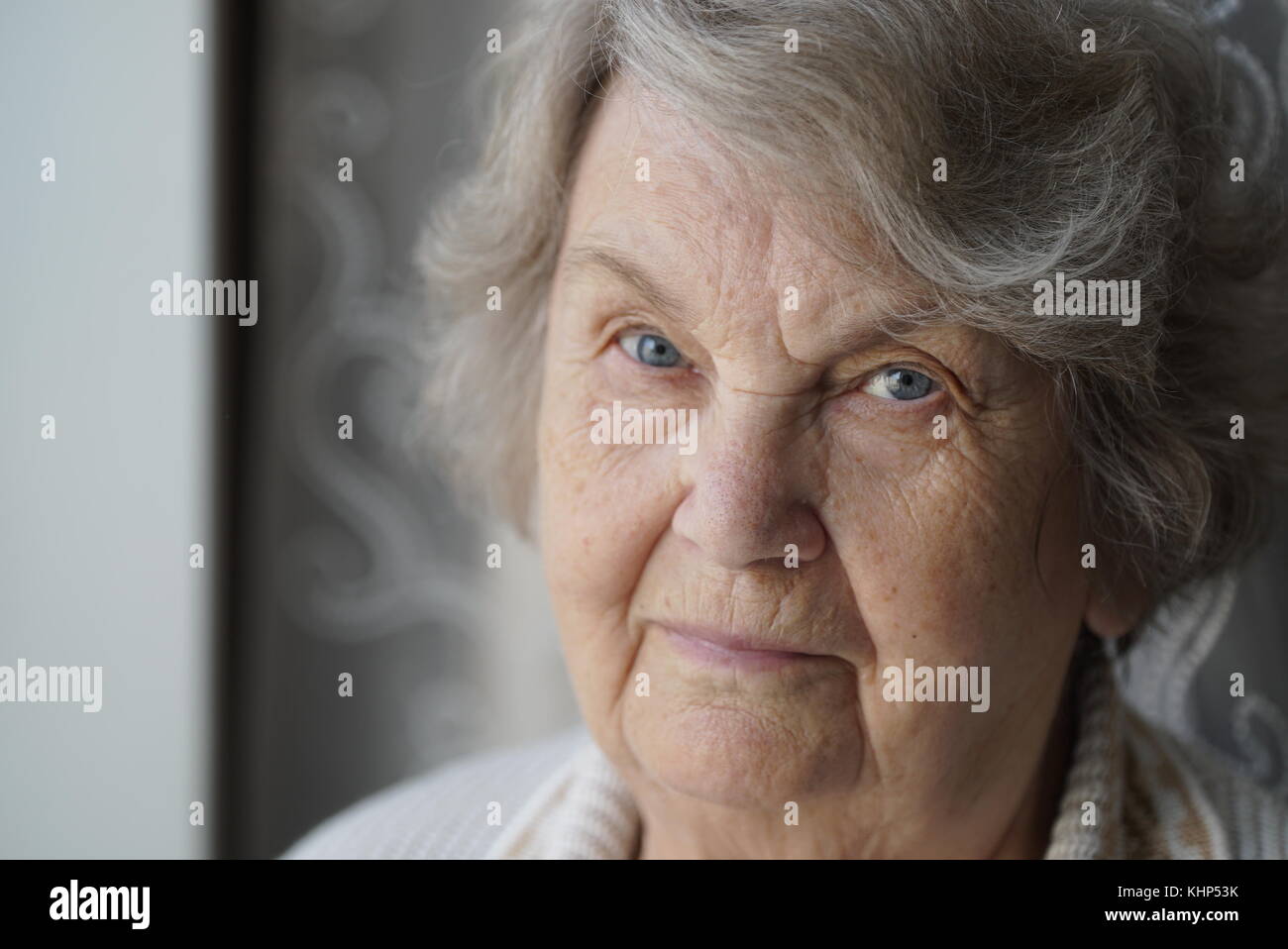 Portrait de vieille femme âgée de 80 ans à l'intérieur Banque D'Images