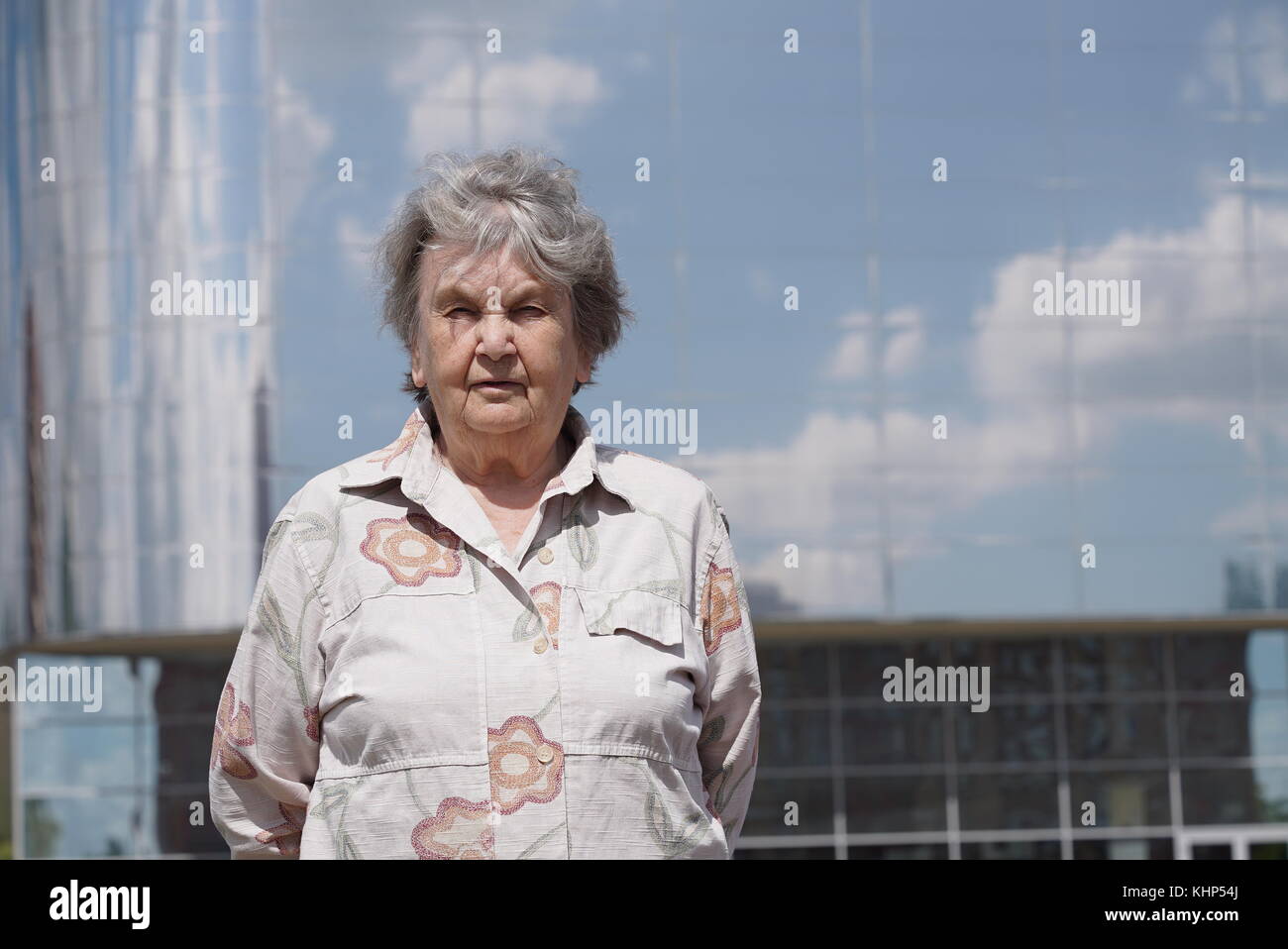Portrait de vieille femme sérieuse de 80s à l'extérieur Banque D'Images