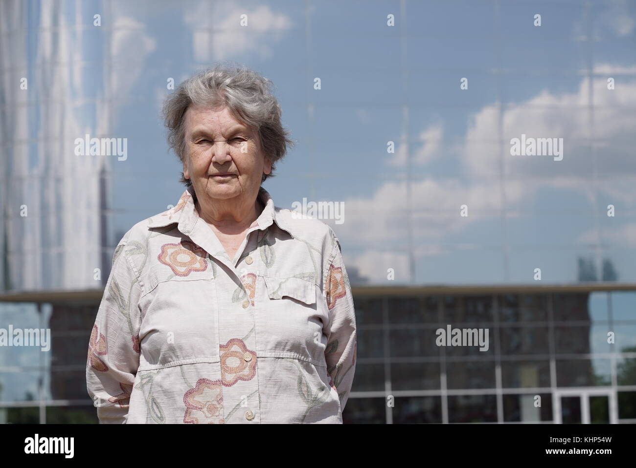 Portrait de vieille femme sérieuse de 80s à l'extérieur Banque D'Images