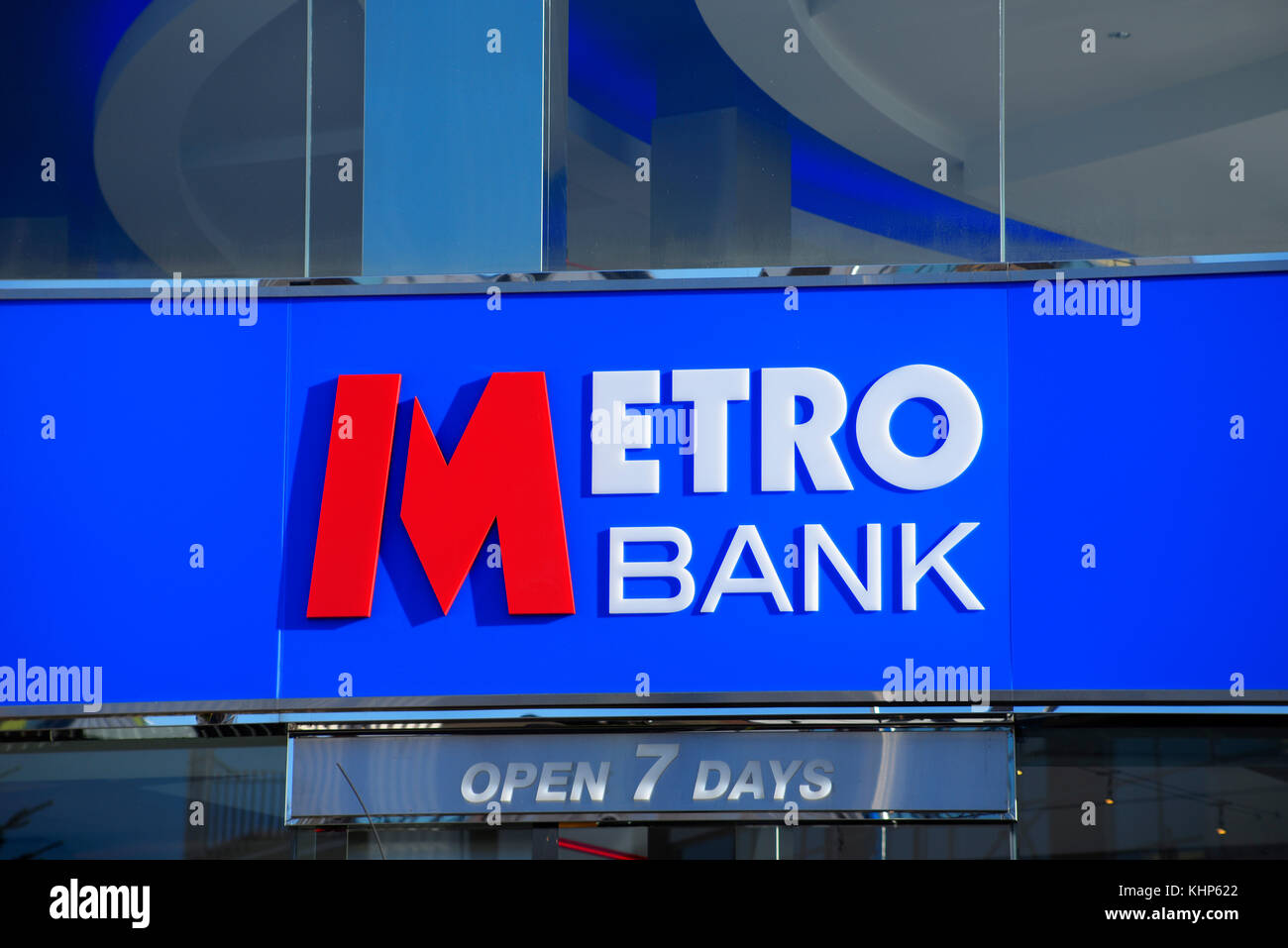 Enseigne Metro Bank, ouvert 7 jours sur 7. Dans High Street, Southend on Sea, Essex, Royaume-Uni Banque D'Images
