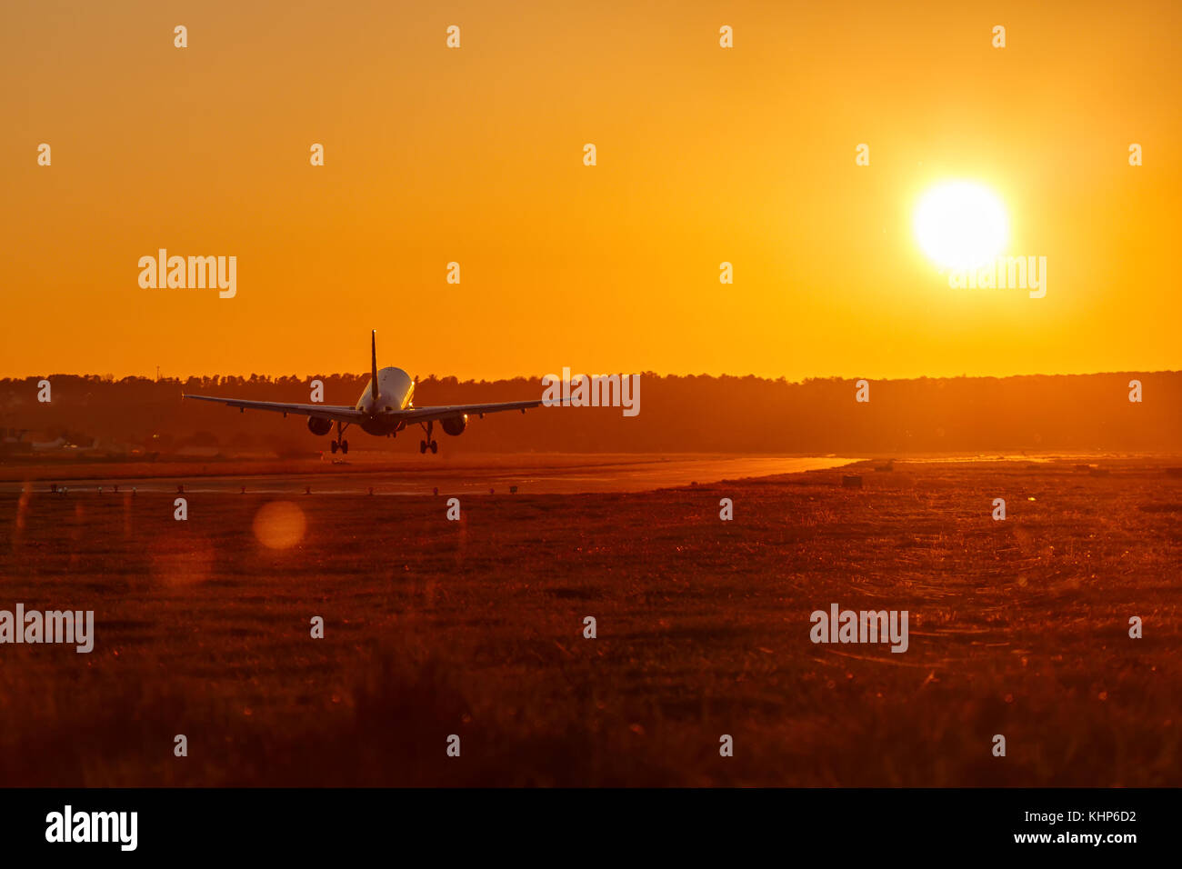 L'aéroport d'atterrissage avion soleil coucher locations de vacances billet d'avion voyage avion qui se déplace Banque D'Images