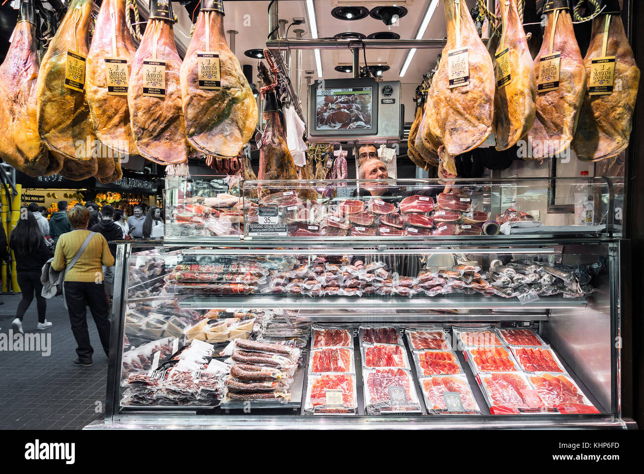 Chorizo et jamon serrano cale au célèbre marché de la boqueria à Barcelone Espagne Banque D'Images