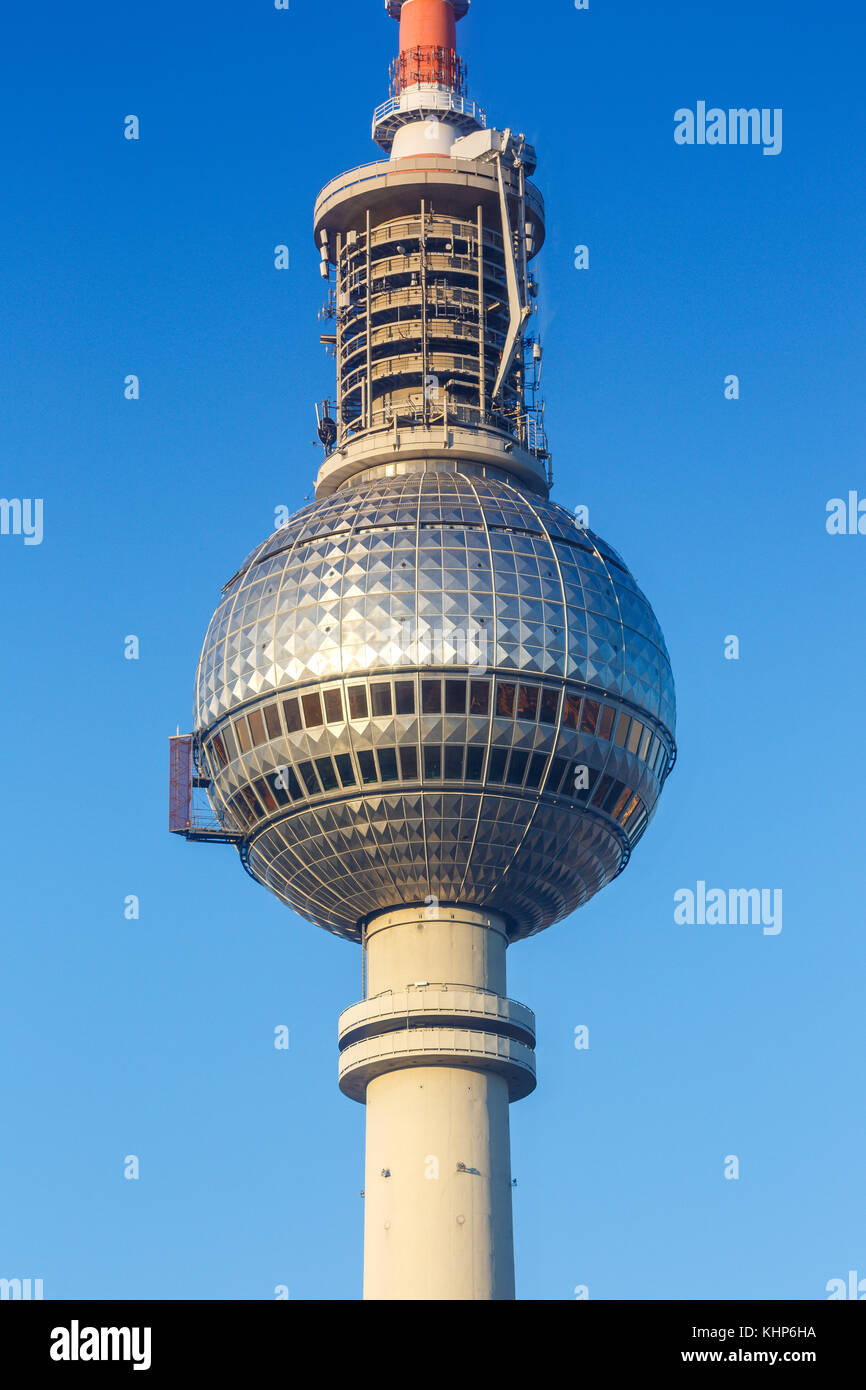 Tour de télévision de Berlin Alexanderplatz Allemagne ciel bleu format portrait voyage ville Banque D'Images