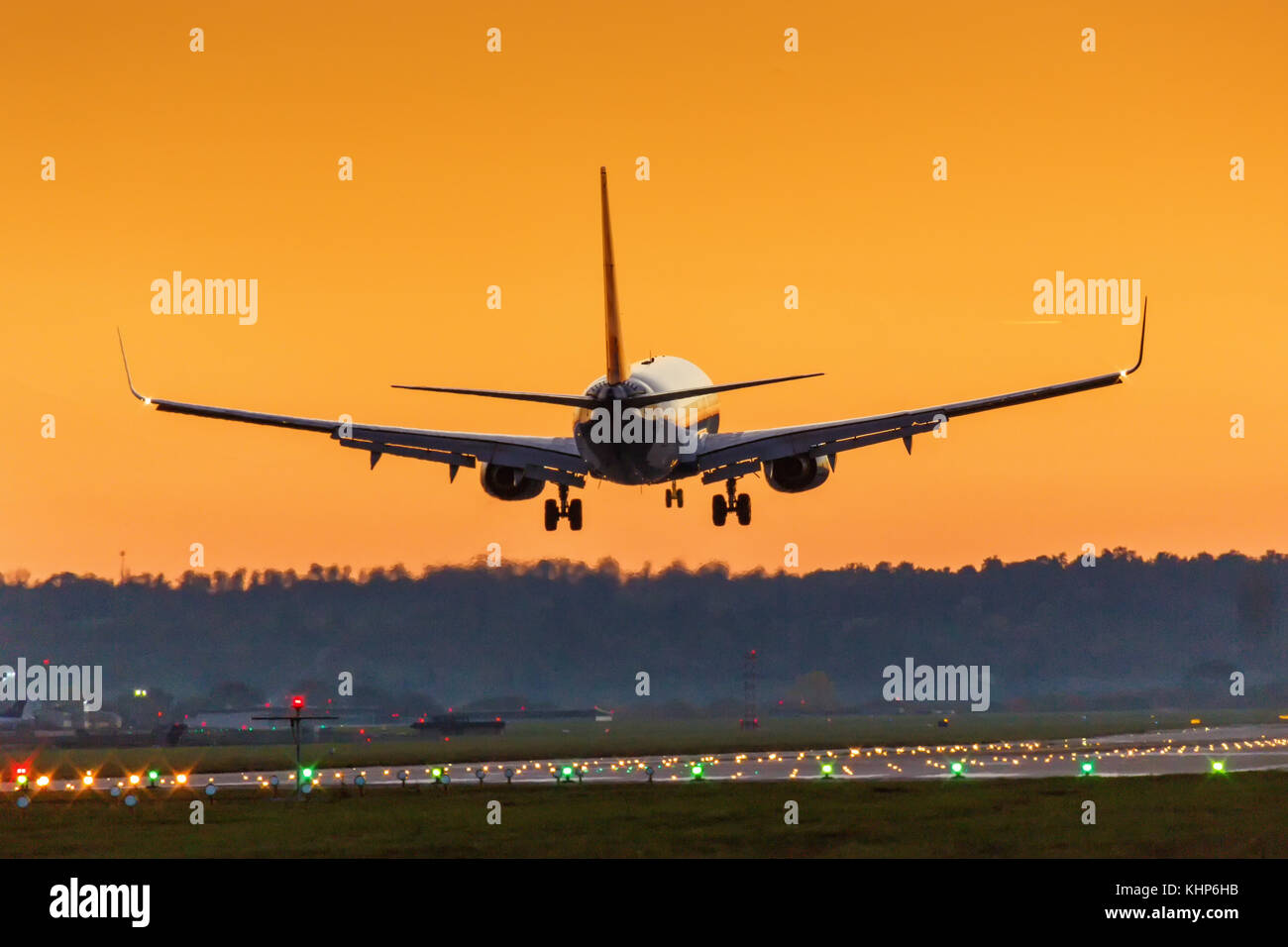L'atterrissage de l'avion l'aéroport de Stuttgart soleil coucher locations de vacances billet d'avion voyage avion qui se déplace Banque D'Images