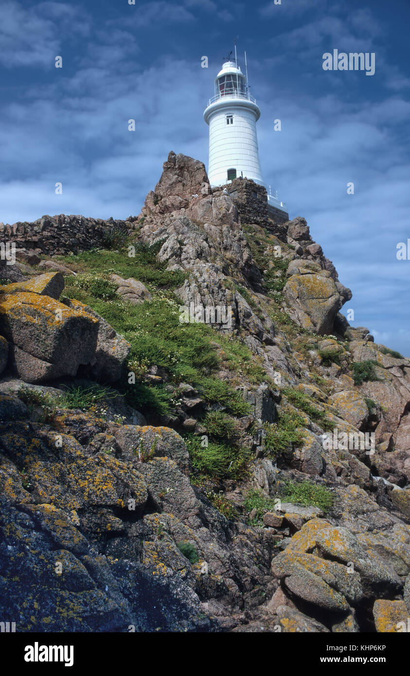 La Corbiere lighthouse dans le sud-ouest de Jersey, Channel Islands. Banque D'Images