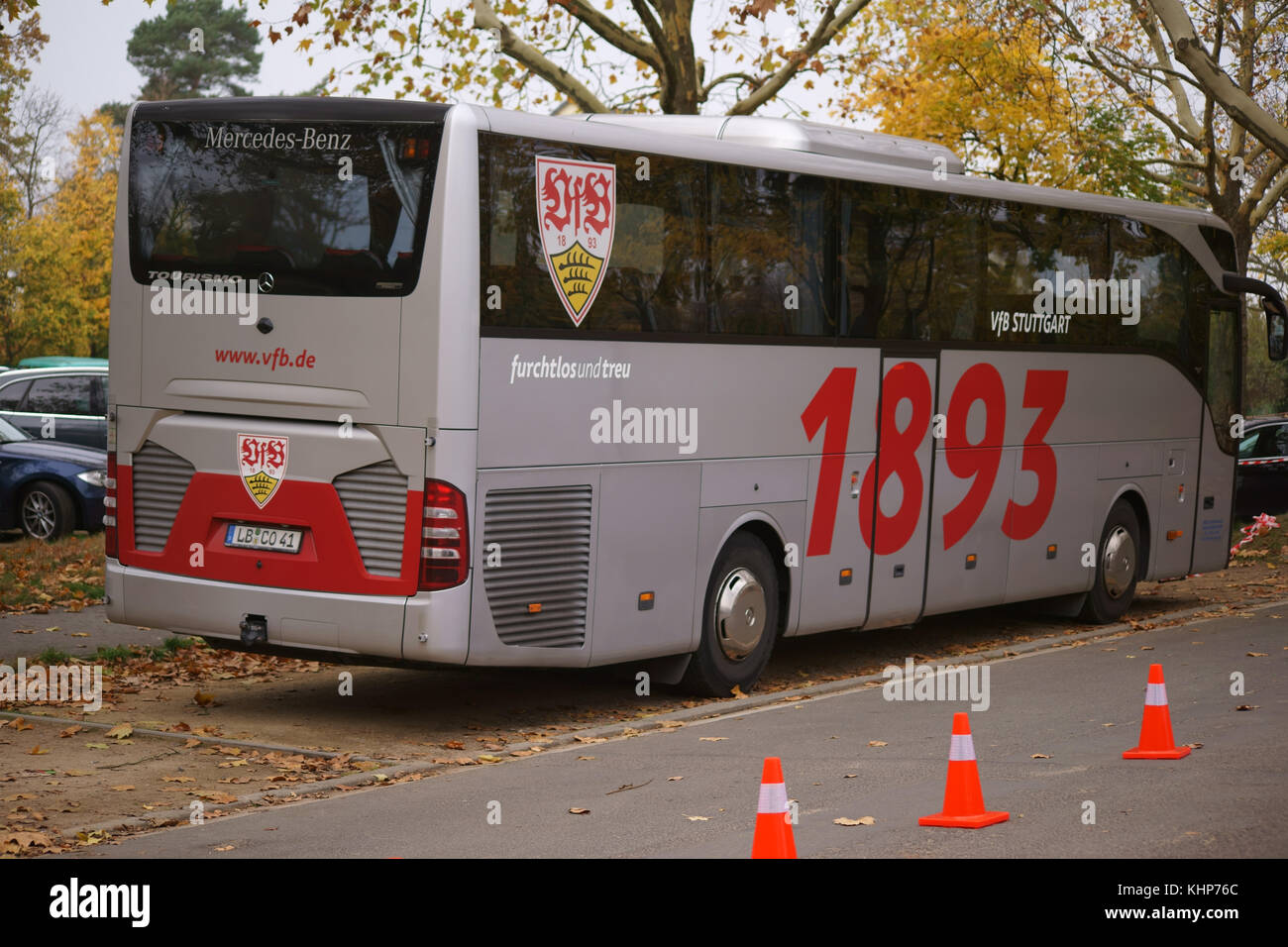 Mainz, Allemagne - 04 novembre 2017 : le bus de l'équipe du club de football vfb Stuttgart d'armoiries à un match de la ligue régionale 04 novembre Banque D'Images