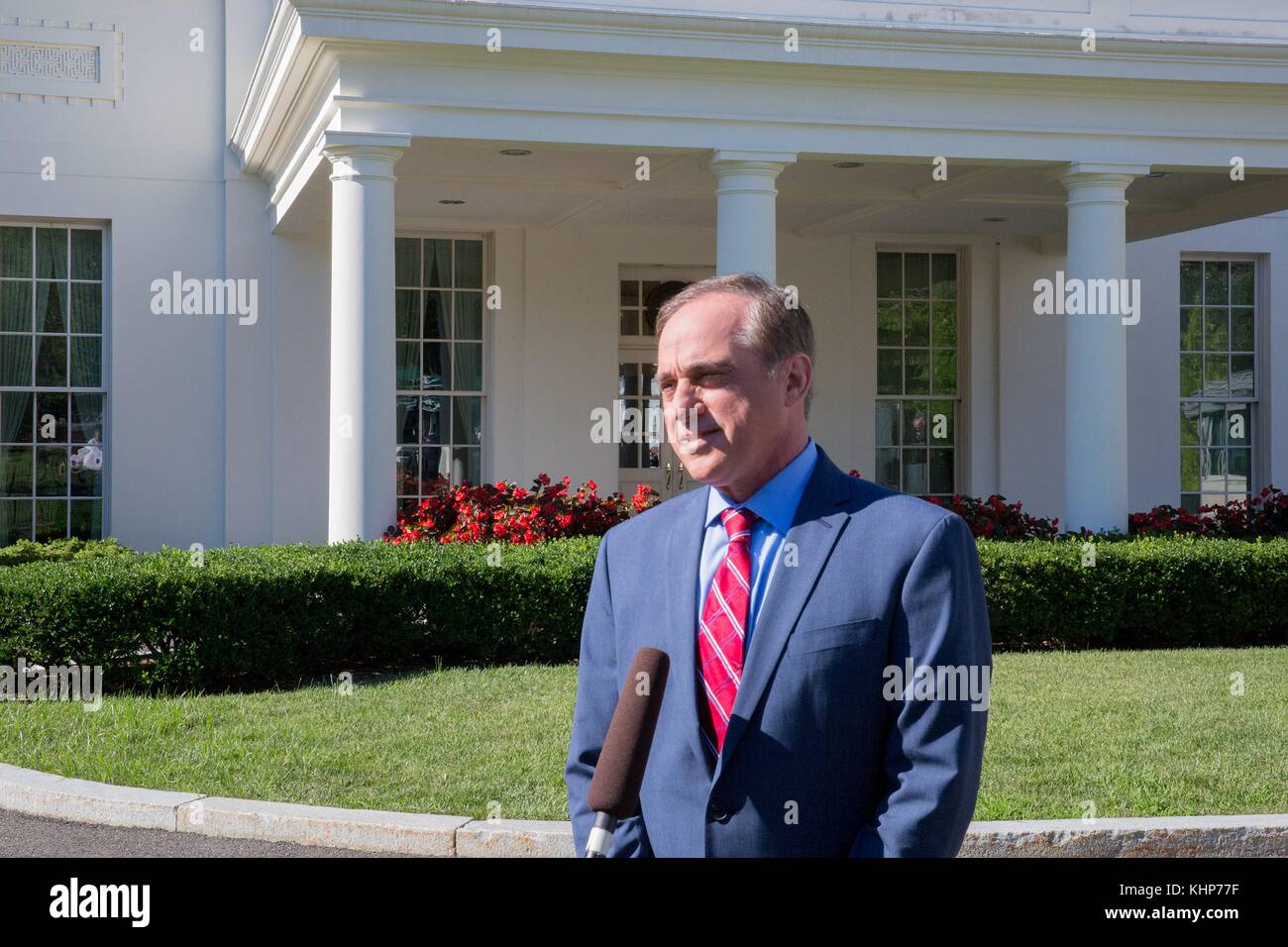 Le secrétaire américain aux anciens combattants David Shulkin s’adresse aux médias devant l’aile ouest de la Maison Blanche le 25 juillet 2017 à Washington, D.C. Banque D'Images