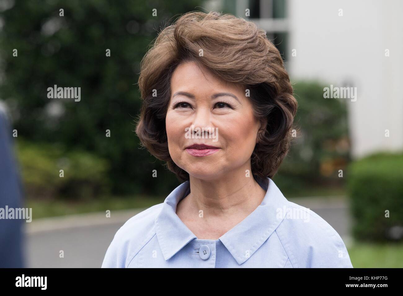 La secrétaire américaine aux Transports, Elaine Chao, s'adresse aux médias à l'extérieur de l'aile ouest de la Maison Blanche le 25 juillet 2017 à Washington, D.C. Banque D'Images