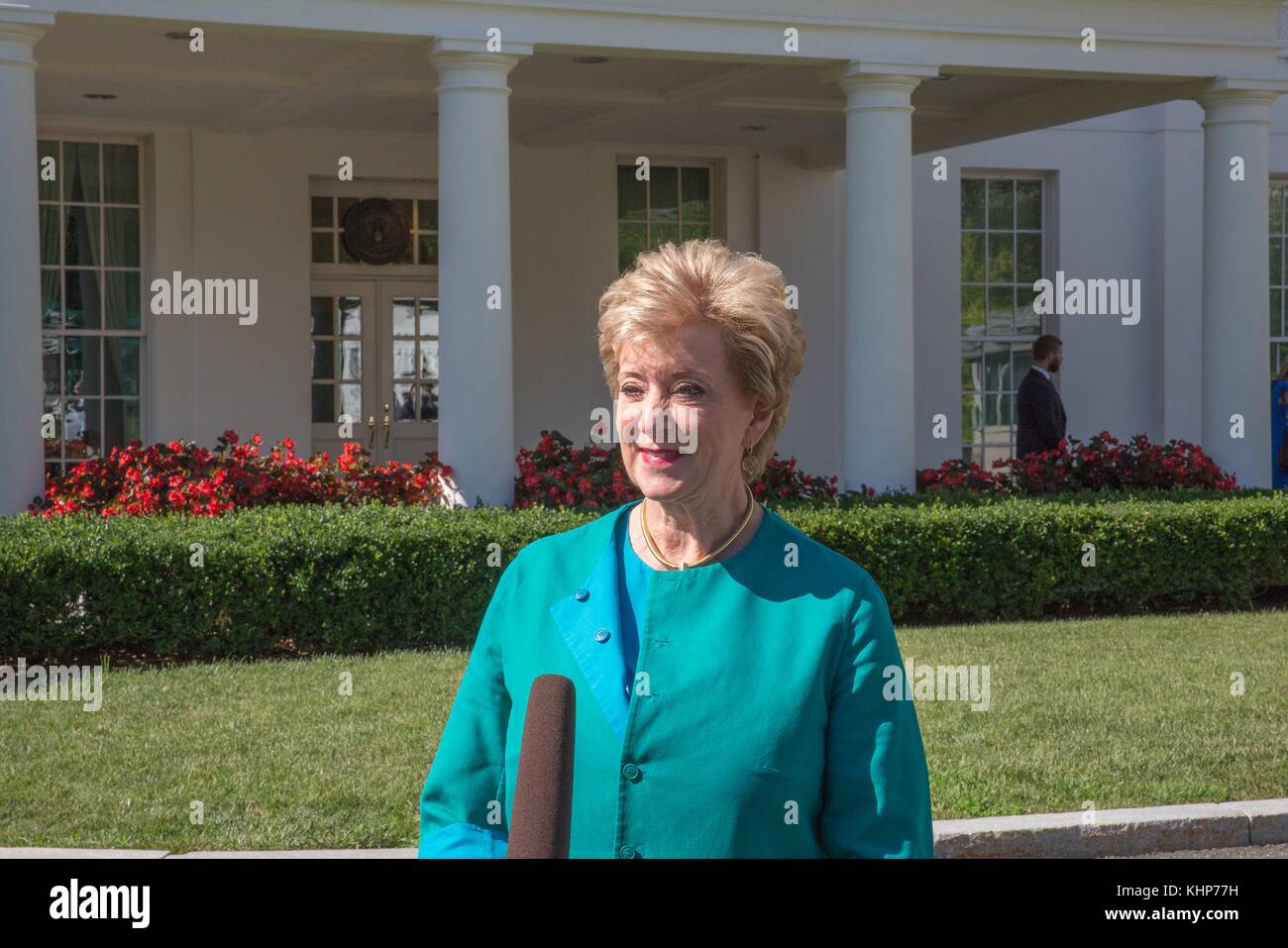 Linda McMahon, administratrice américaine de la Small Business Administration, s'adresse aux médias à l'extérieur de l'aile ouest de la Maison Blanche le 25 juillet 2017 à Washington, D.C. Banque D'Images