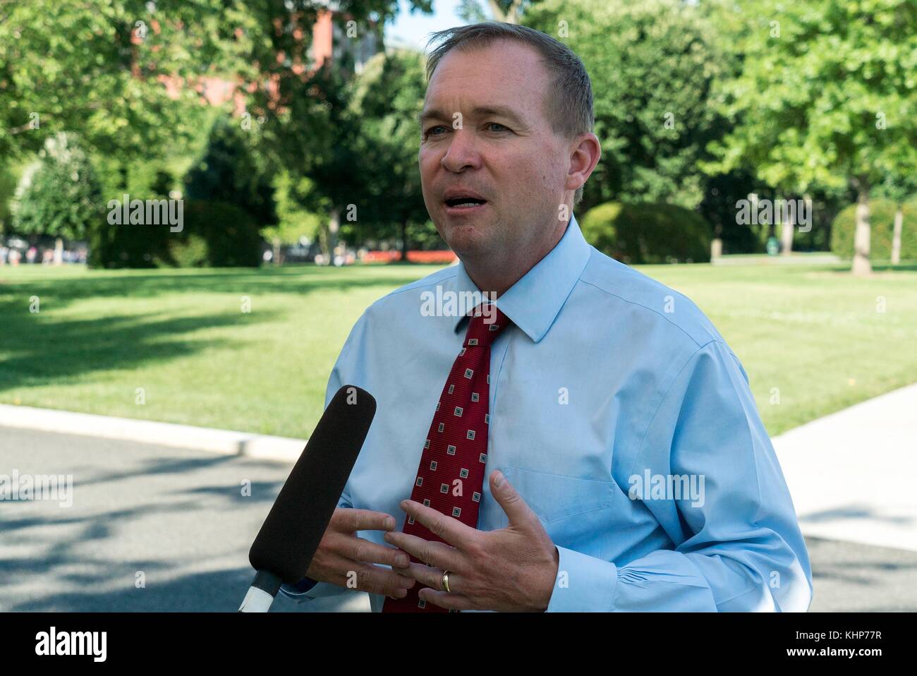 Le directeur de l'Office of Management and Budget mick mulvaney parle aux médias à l'extérieur de l'aile ouest de la Maison Blanche le 25 juillet 2017 à Washington, D.C. Banque D'Images