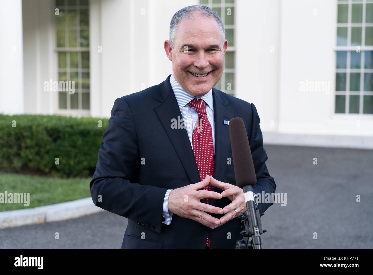 L'administrateur américain de l'Agence de protection Scott Pruitt parle aux médias à l'extérieur de l'aile ouest de la Maison Blanche le 25 juillet 2017 à Washington, D.C. Banque D'Images