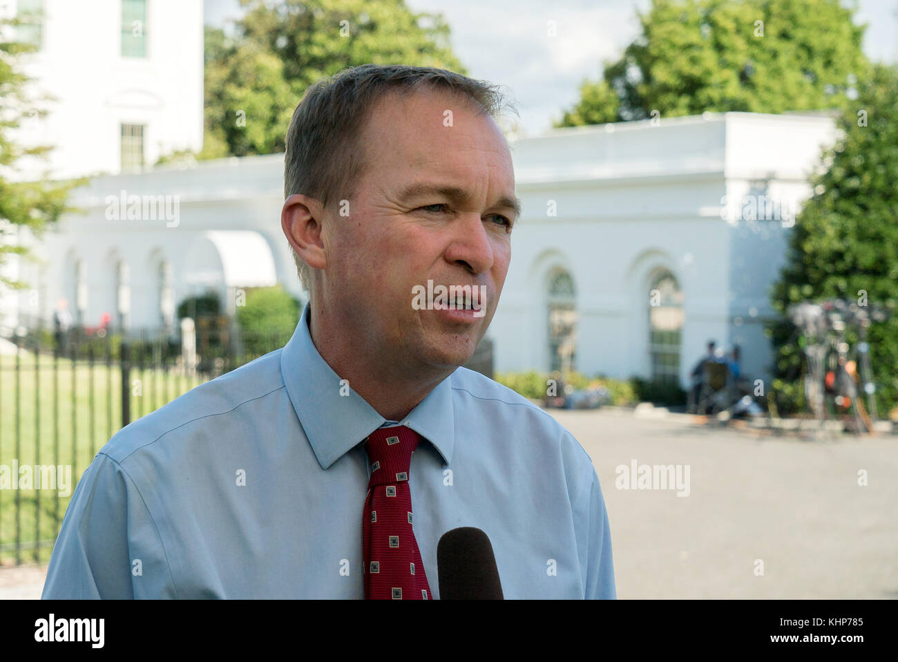 Le Directeur de l'Office of Management and Budget Mick Mulvaney parle aux médias à l'extérieur de l'aile ouest de la Maison Blanche le 25 juillet 2017 à Washington, D.C. Banque D'Images