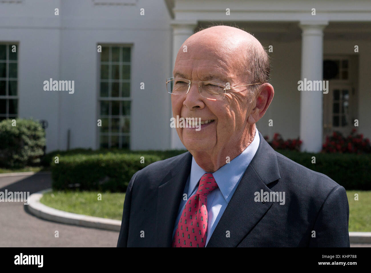 Secrétaire au commerce des États-Unis wilbur Ross parle aux médias à l'extérieur de l'aile ouest de la Maison Blanche le 25 juillet 2017 à Washington, D.C. Banque D'Images