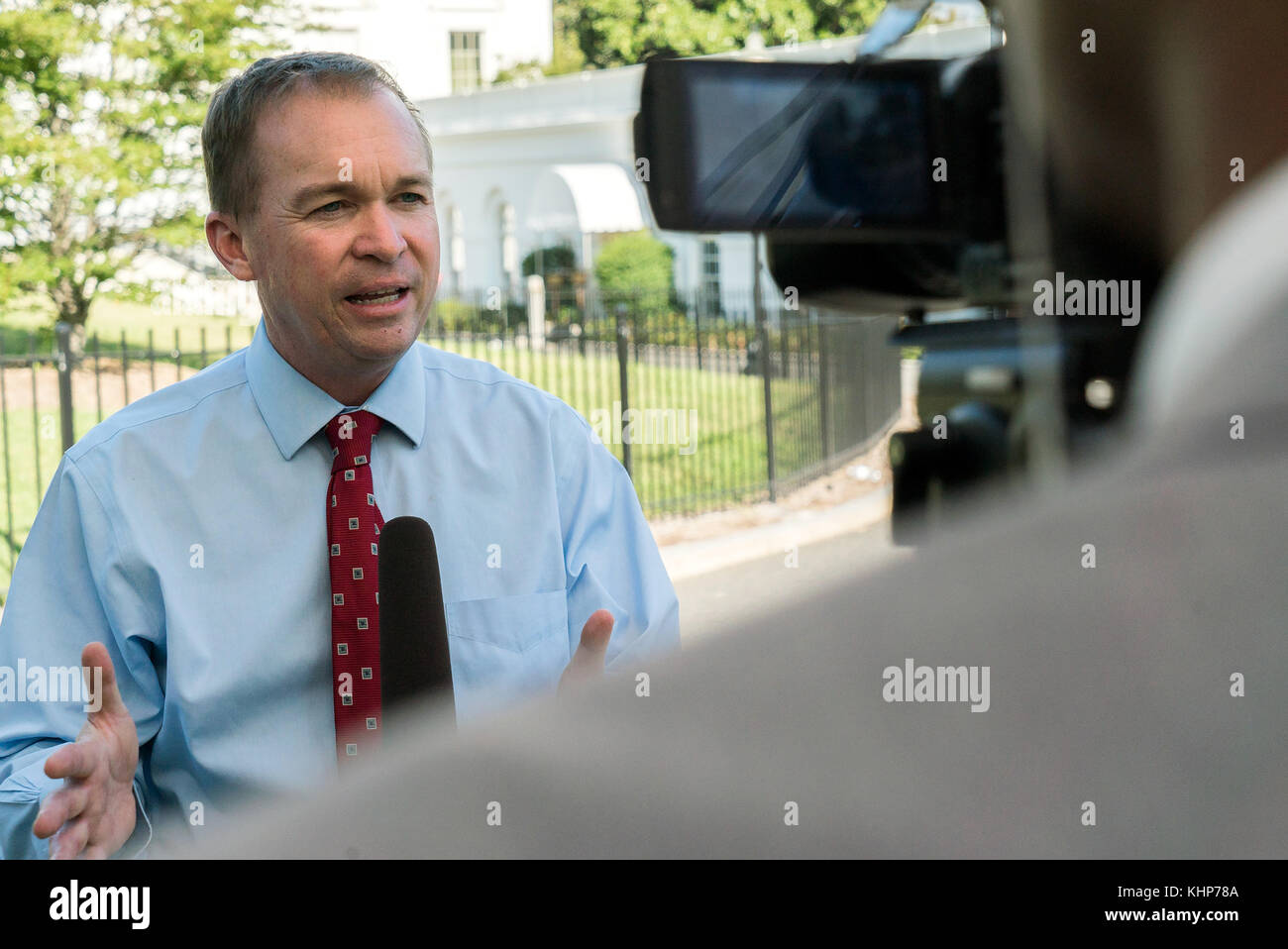 Le directeur de l'Office of Management and Budget mick mulvaney parle aux médias à l'extérieur de l'aile ouest de la Maison Blanche le 25 juillet 2017 à Washington, D.C. Banque D'Images