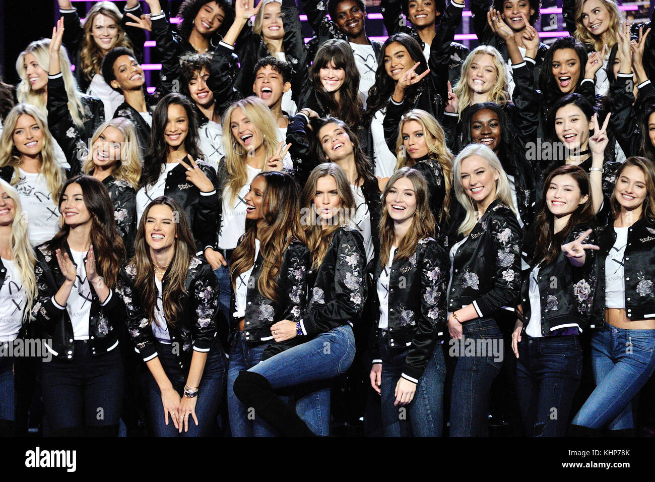 Les modèles posent pour un groupe tourné avant le Secret Fashion Show de Victoria à la Mercedes-Benz Arena à Shanghai, en Chine. Banque D'Images