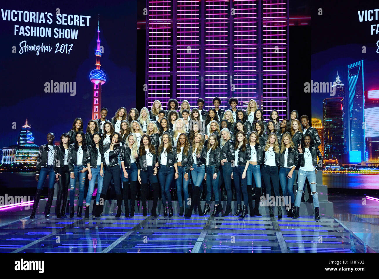 Les modèles posent pour un groupe tourné avant le Secret Fashion Show de Victoria à la Mercedes-Benz Arena à Shanghai, en Chine Banque D'Images