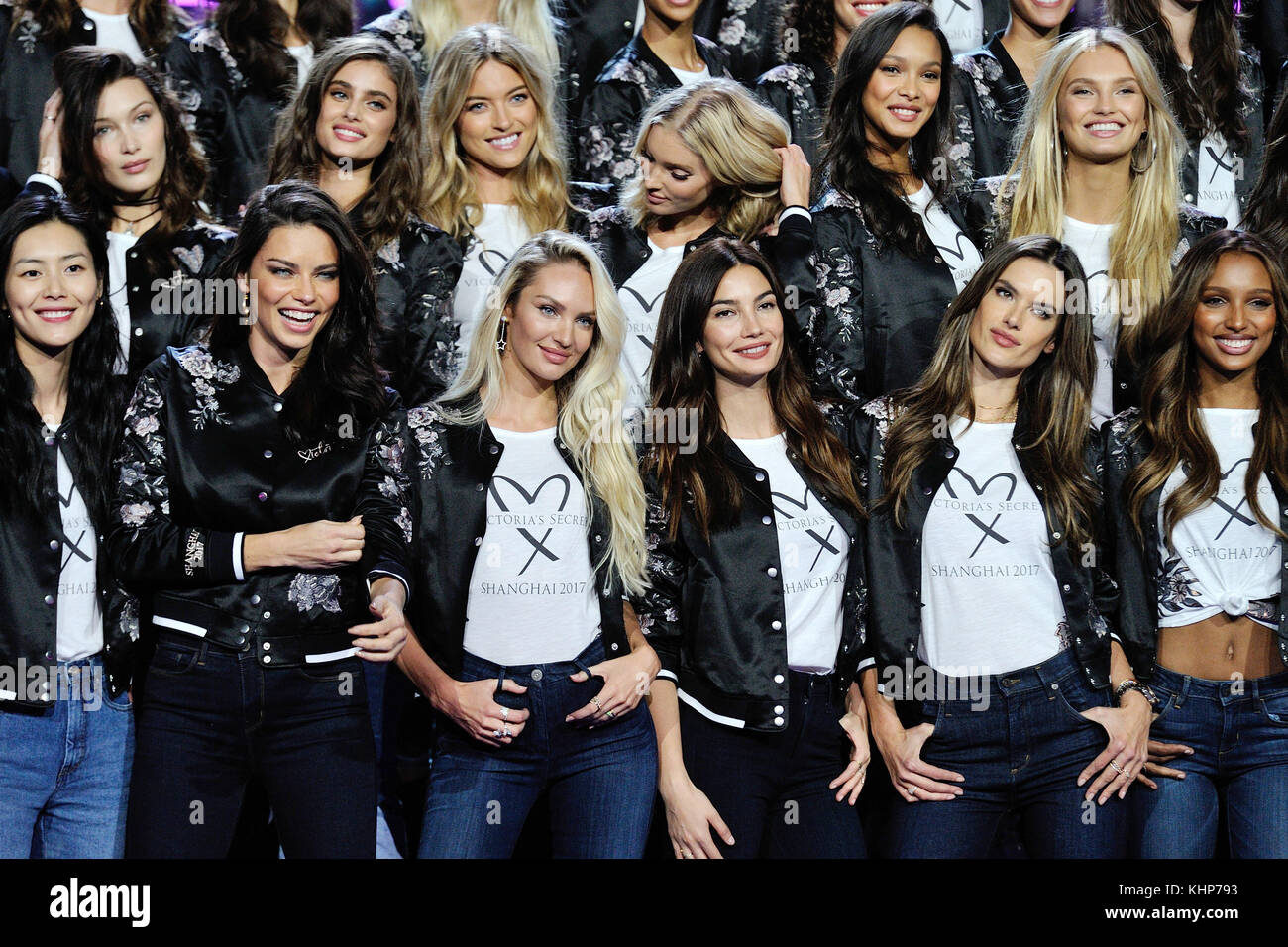 Les modèles posent pour un groupe tourné avant le Secret Fashion Show de Victoria à la Mercedes-Benz Arena à Shanghai, en Chine Banque D'Images