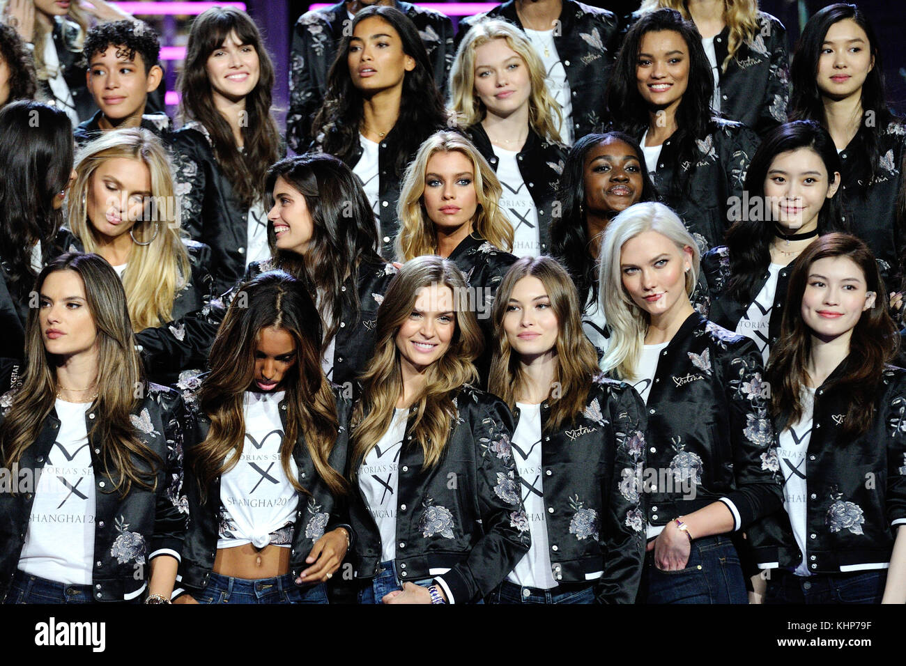 Les modèles posent pour un groupe tourné avant le Secret Fashion Show de Victoria à la Mercedes-Benz Arena à Shanghai, en Chine. Banque D'Images