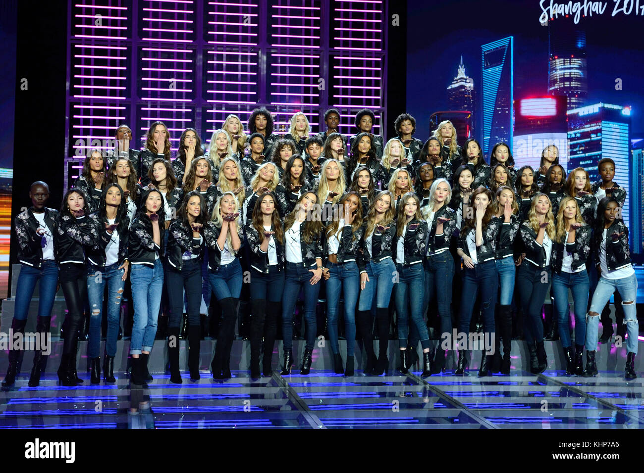 Les modèles posent pour un groupe tourné avant le Secret Fashion Show de Victoria à la Mercedes-Benz Arena à Shanghai, en Chine. Banque D'Images