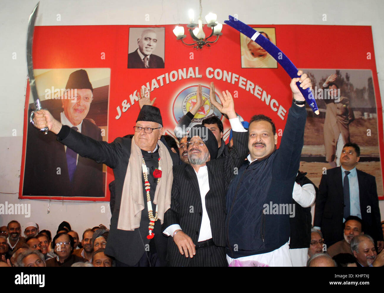 Jammu (Inde). 18 nov, 2017. L'ancien ministre en chef du Jammu-et-Cachemire Farooq Abdullah lors d'un programme en tant qu'il visite la ville première fois après s'être ré-élu en tant que président du parti, à Sher- e - cachemire bhawan au Jammu-credit : shilpa thakur/pacific press/Alamy live news Banque D'Images