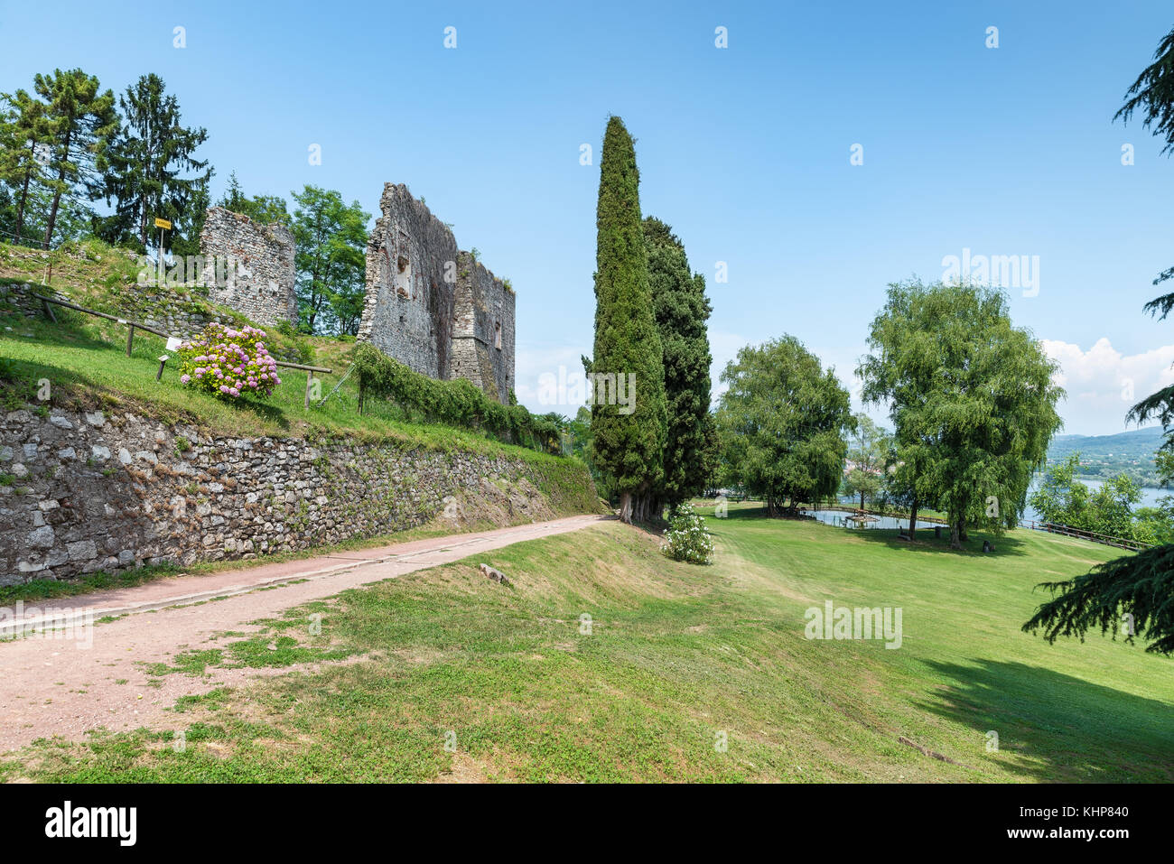 Le Lac Majeur, d'Orta, Italie. Ville touristique sur le Lac Majeur, le piémont rive. Parc public et les ruines de la Rocca (forteresse médiévale) Borromea Banque D'Images