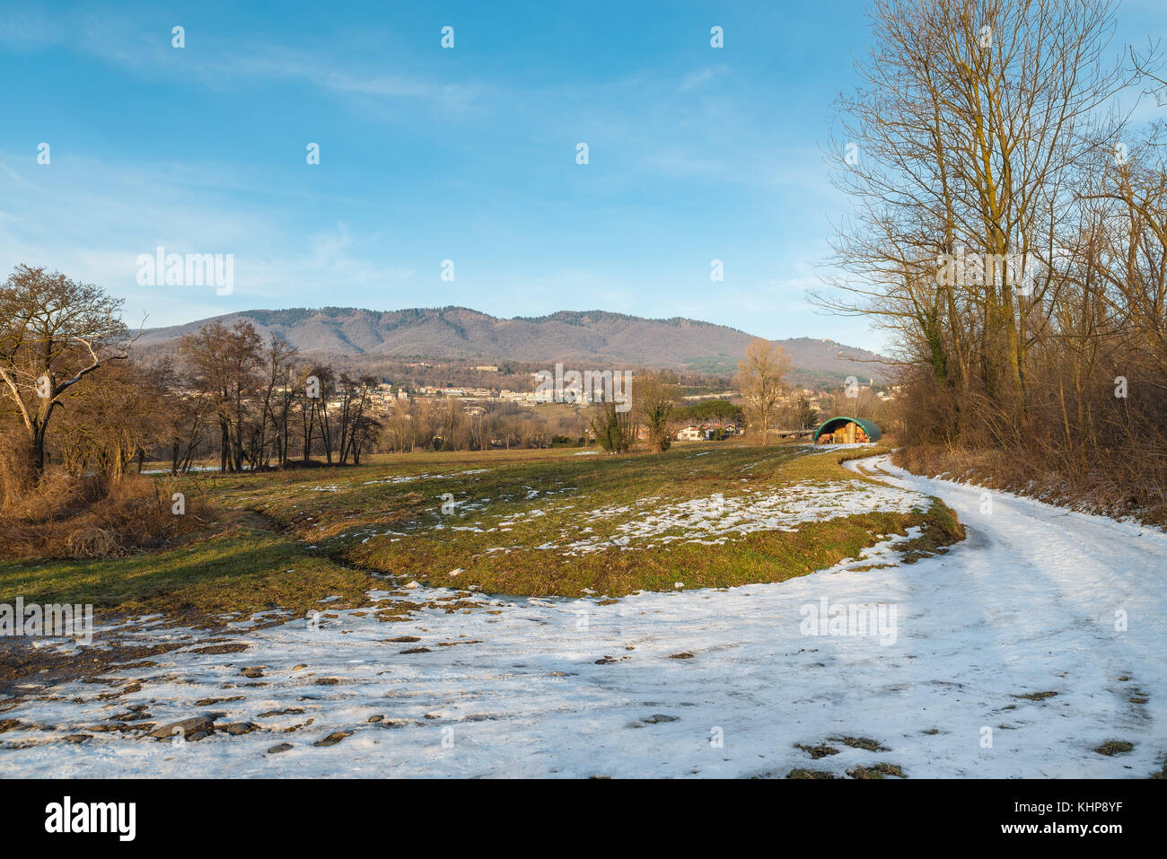Paysage rural en hiver sur les rives du lac de Varèse, voltorre, province de Varese (Lombardie, Italie) Paysage de neige. Banque D'Images