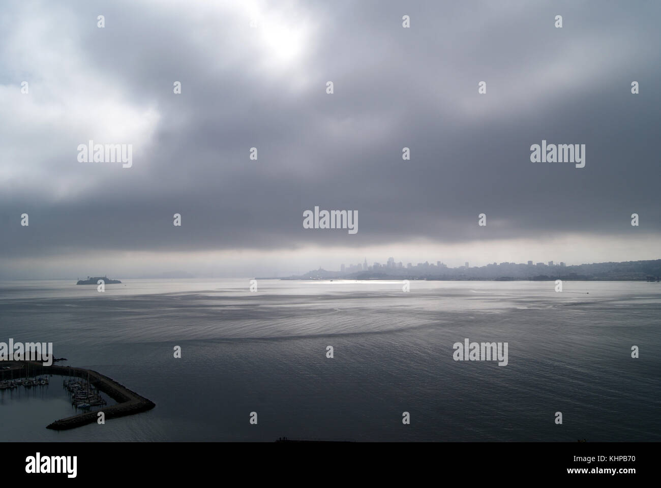 Les nuages de tempête qui pèse sur san francisco Banque D'Images