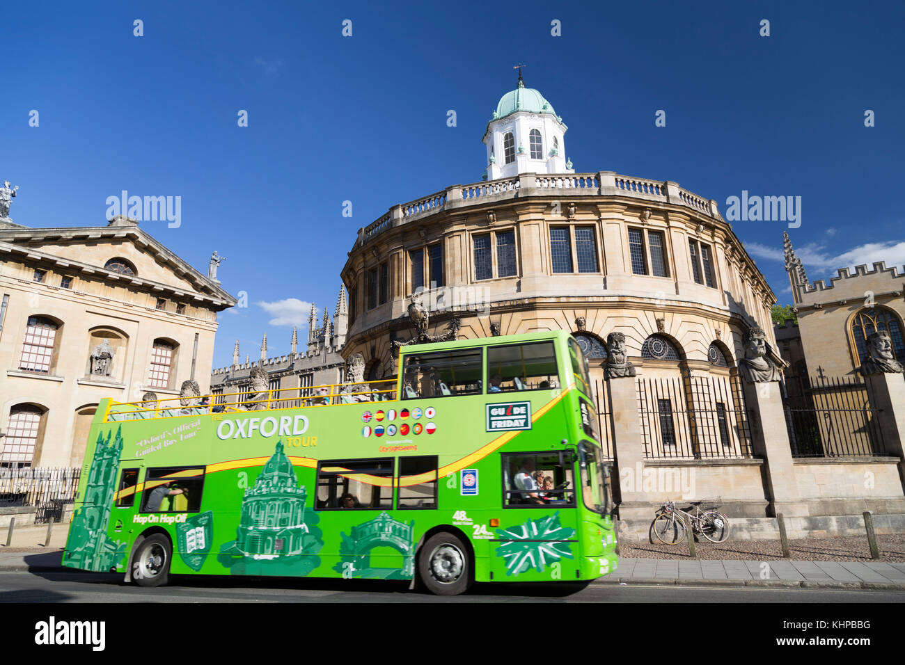 UK, Oxford, un autobus qui passe la visite guidée d'Sheldonian Theatre. Banque D'Images