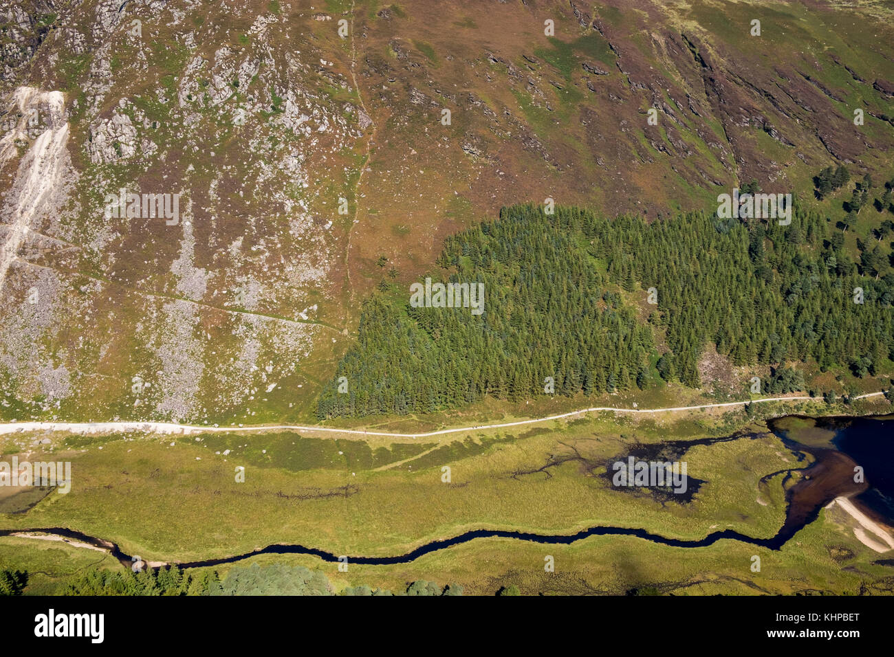 Glenealo river qui se jette dans la partie supérieure du lac à Glendalough, montagnes de Wicklow, Irlande, Banque D'Images