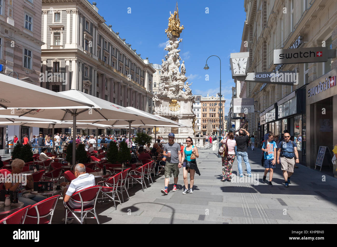 Les gens sur la rue Graben dans ville de Vienne, Autriche, le café-restaurant en plein air et Sainte Trinité de la colonne de la peste, la vie en ville Banque D'Images