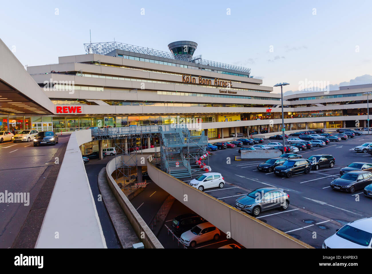 Cologne, Allemagne - 24 février 2017 : vue du coucher de l'aéroport de Cologne Bonn, c'est l'aéroport international de l'Allemagne du 4ème plus grande ville de Cologne Banque D'Images