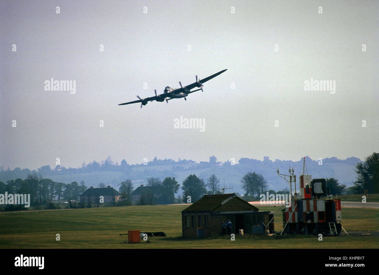 AJAXNETPHOTO. 1974. YEOVIL, Angleterre. - BATTLE OF BRITAIN MEMORIAL FLIGHT LANCASTER BOMBARDIER LOURD FAIT UN FAIBLE PASSER SUR LE TERRAIN D'ARNS. photo:JONATHAN EASTLAND/AJAX REF:300554212 3 Banque D'Images