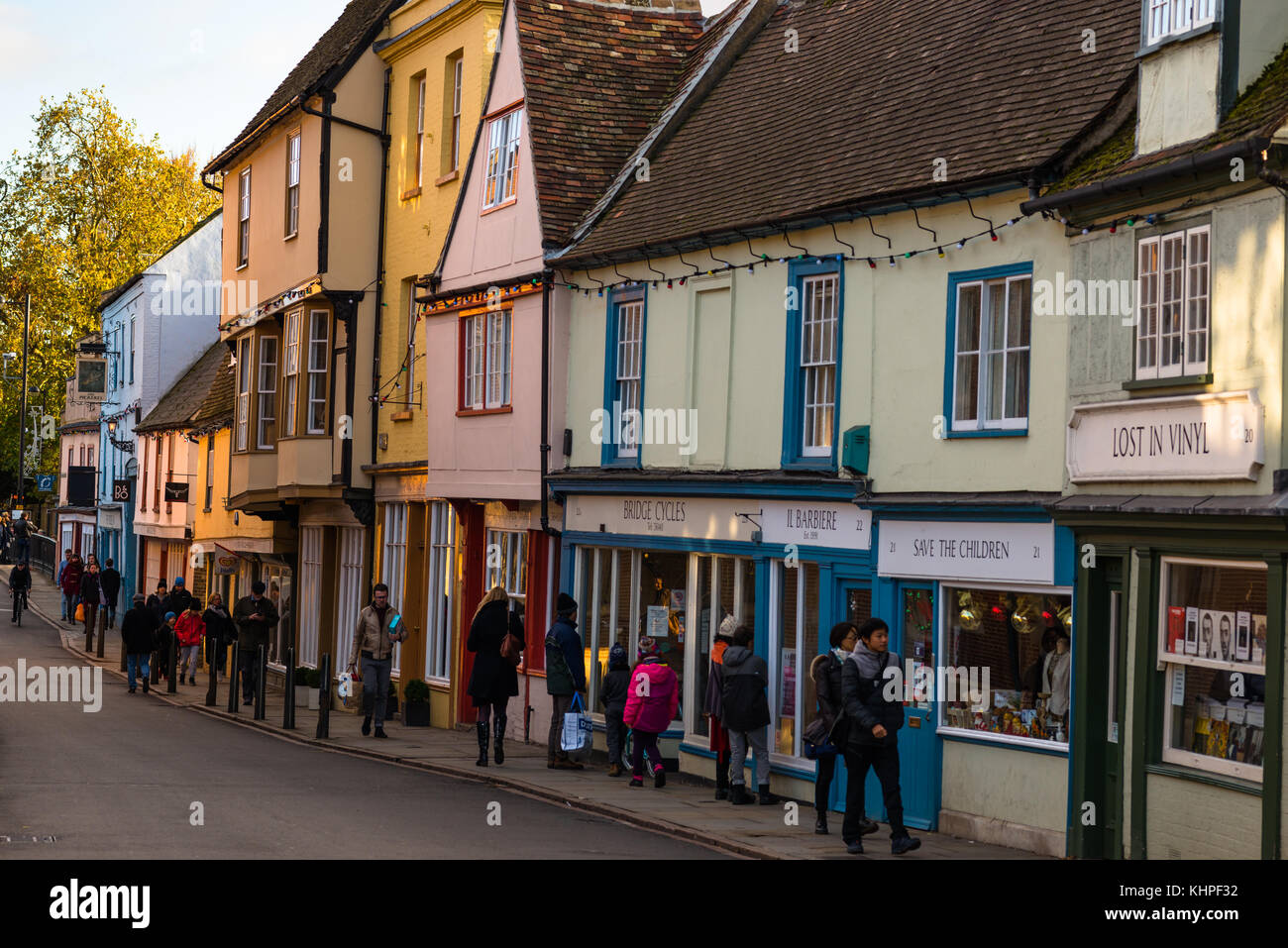 Des vieux pubs, restaurants et magasins sur la rue Bridge, à Cambridge city. Cambridgeshire, Angleterre, RU Banque D'Images