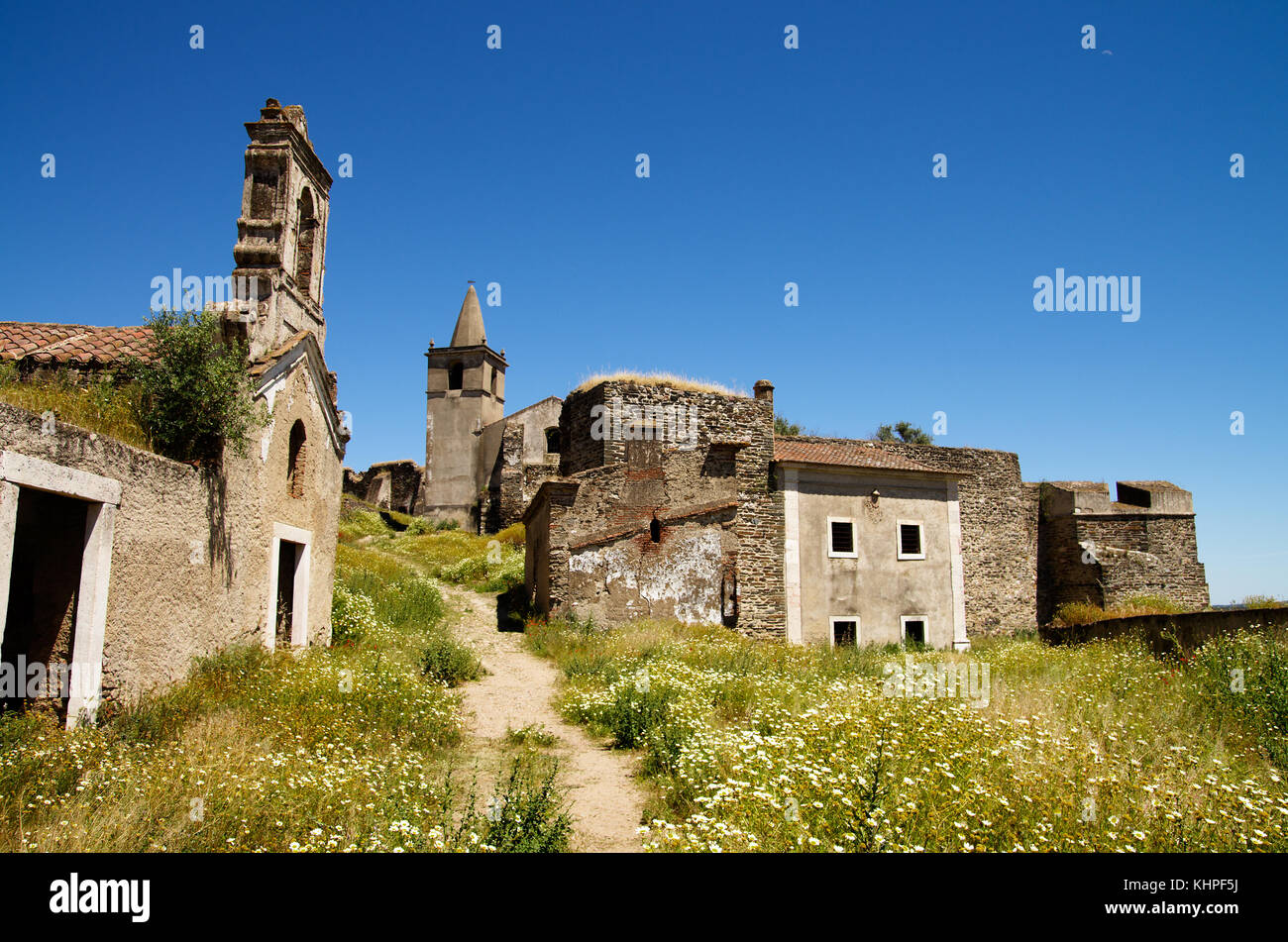 Sentier jusqu'à vieille eglise en ruines de bâtiments abandonnés à l'intérieur de la forteresse de juromenha également connu sous le nom de château de juromenha. Alentejo, Portugal. Banque D'Images