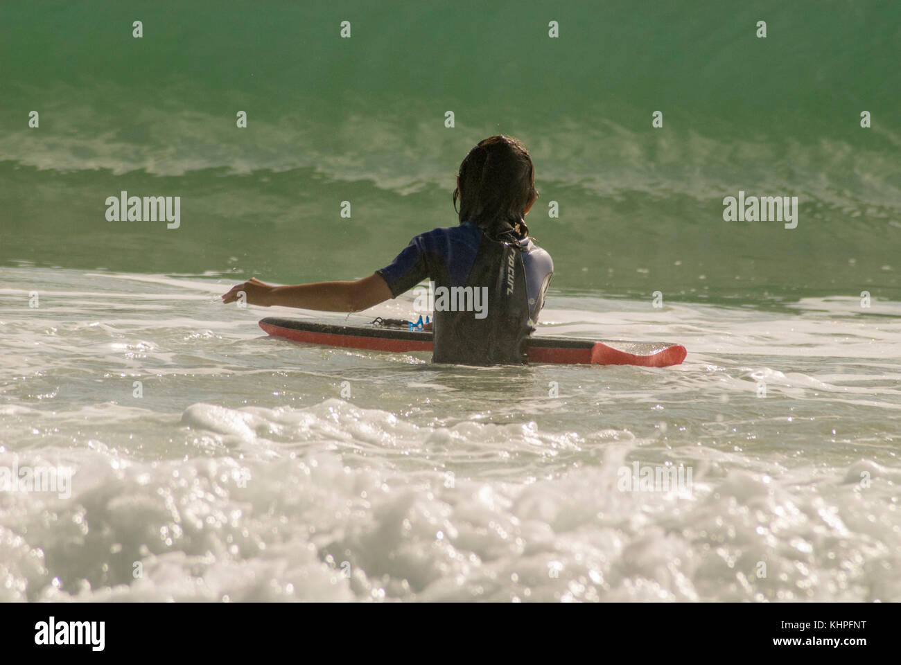 Garçon bodysurfing sur la Sunshine Coast, Queensland, Australie Banque D'Images