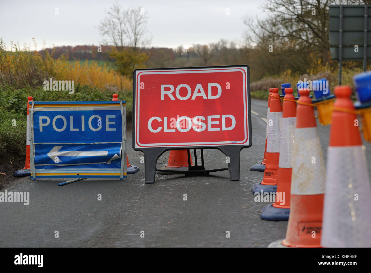 Fermeture de la route à Waddesdon Hill Road près de Waddesdon, dans le Buckinghamshire, alors que la police reprend la chasse aux indices à la suite d'une collision entre un hélicoptère et un avion qui a tué deux pilotes et deux passagers. Banque D'Images