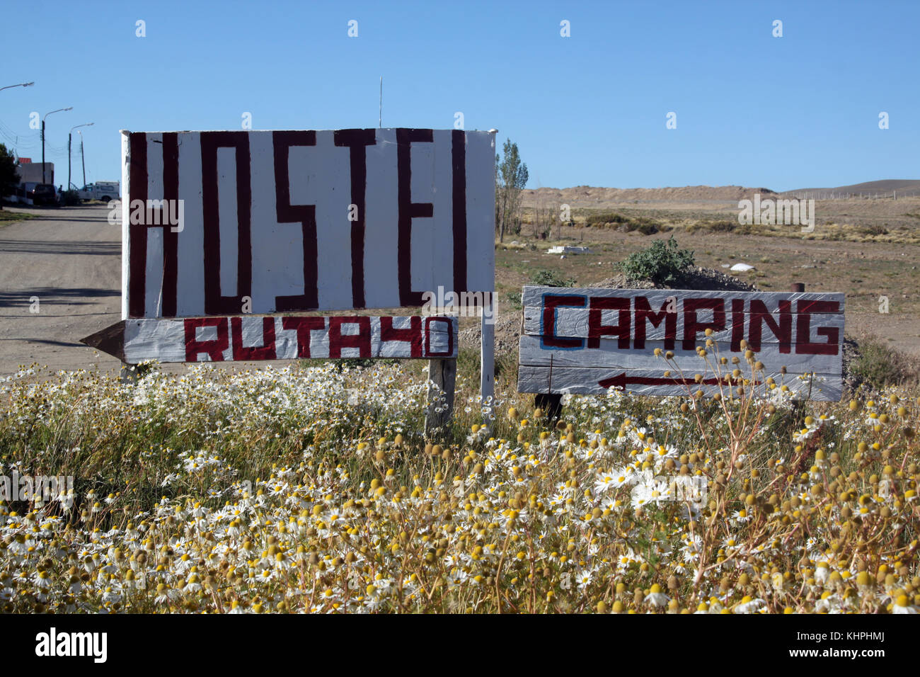 Panneaux blancs de l'auberge et camping sur la ruta 40 en Patagonie, Argentine Banque D'Images