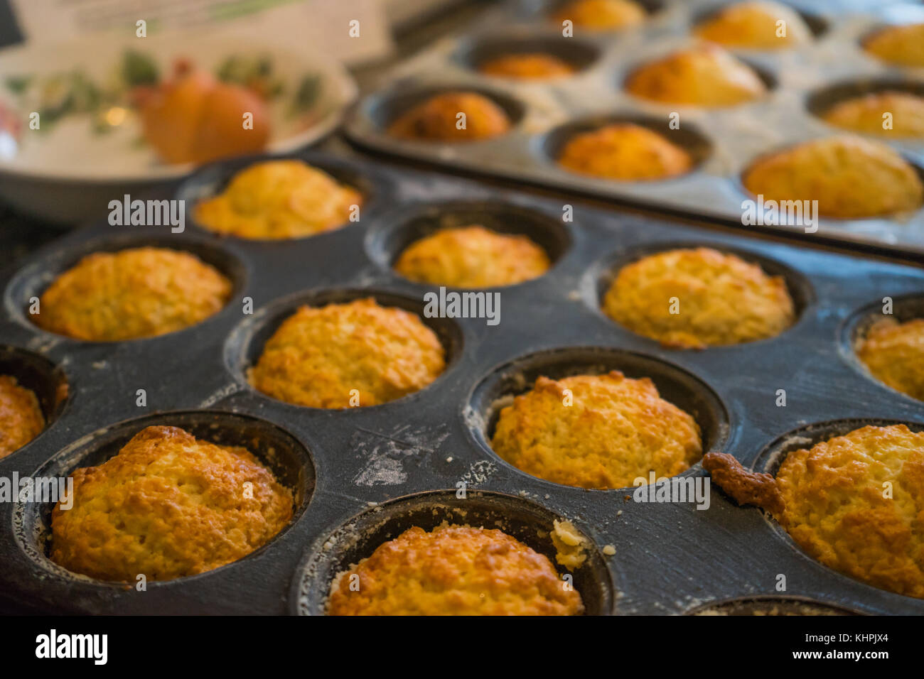 Sweet scone ordinaire pâte dans un moule à muffins Banque D'Images