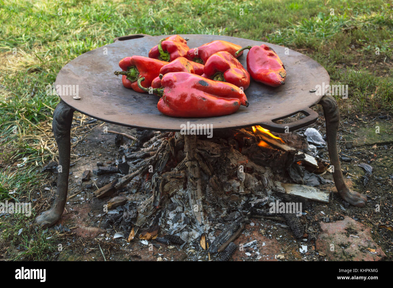 Poivrons rouges grillés sur le barbecue Banque D'Images