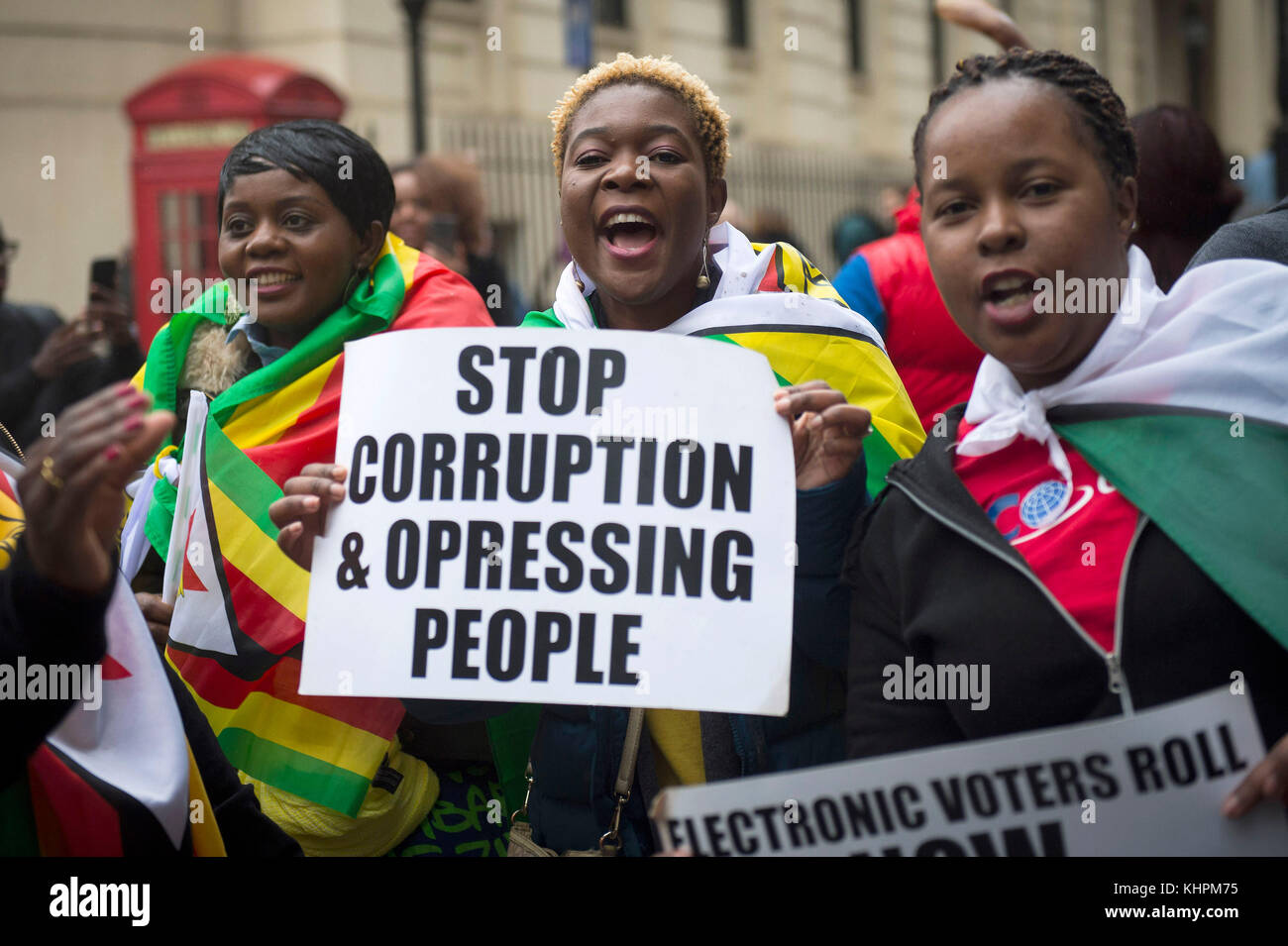 Les Zimbabwéens se réunissent à l'extérieur de l'ambassade du Zimbabwe à Londres pour manifester leur soutien à l'éviction du président Robert Mugabe. Banque D'Images