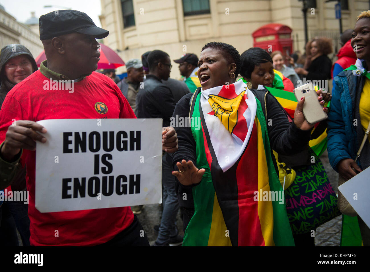 Les Zimbabwéens se réunissent à l'extérieur de l'ambassade du Zimbabwe à Londres pour manifester leur soutien à l'éviction du président Robert Mugabe. Banque D'Images