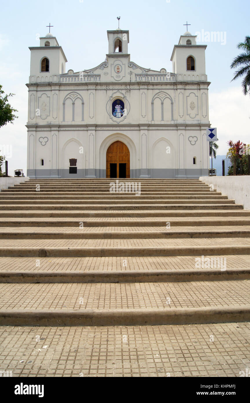 Escalier et église blanche à ahuachapan à Salvador Banque D'Images